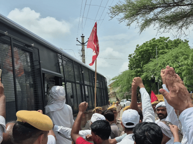 कलेक्ट्रेट परिसर के बाहर खड़ी पुलिस की दो बड़ी बसों में सभी गिरफ्तार कार्यकर्ताओं को भरकर ले जाया गया।