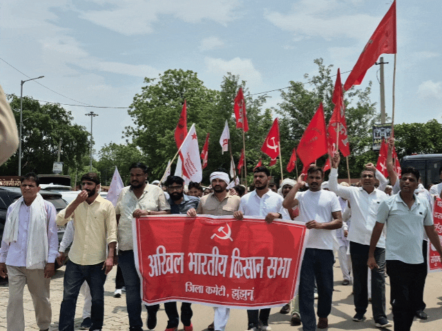 भारतीय कम्युनिस्ट पार्टी (मार्क्सवादी यानी सीपीआई-एम), स्टूडेंट फेडरेशन ऑफ इंडिया (SFI) और अन्य वामपंथी कार्यकर्ताओं ने 'जेल चलो आंदोलन' के तहत जिला कलेक्ट्रेट का घेराव किया।