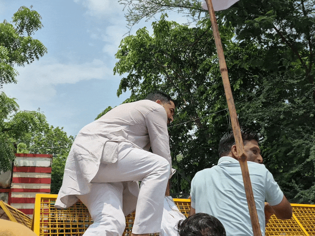 बैरिकेड्स पर चढ़े प्रदर्शनकारी