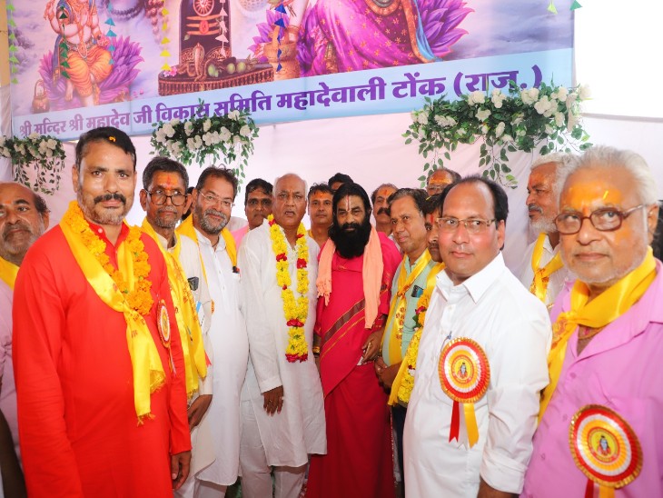 शोभायात्रा में संतो के साथ आयोजन से जुड़े कार्यकर्ता और पदाधिकारी।