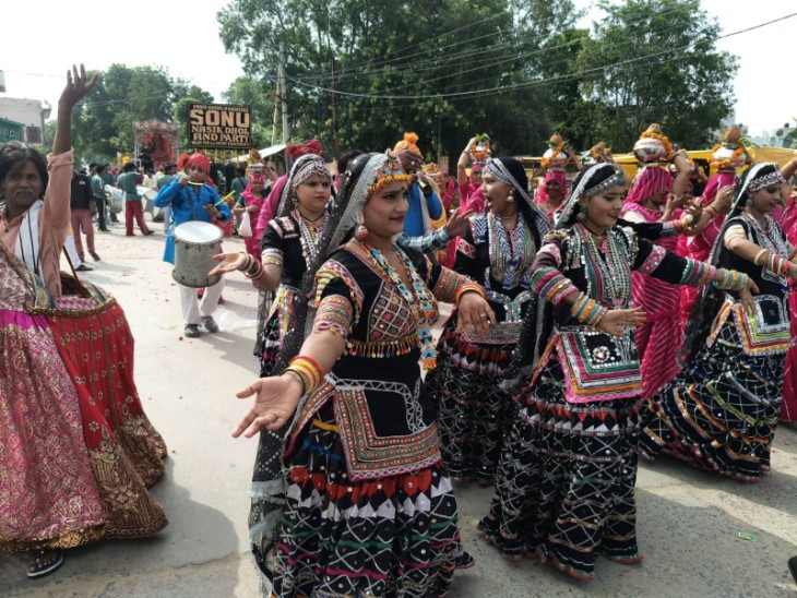 शोभायात्रा में सफेरा डांस करती महिला कलाकार