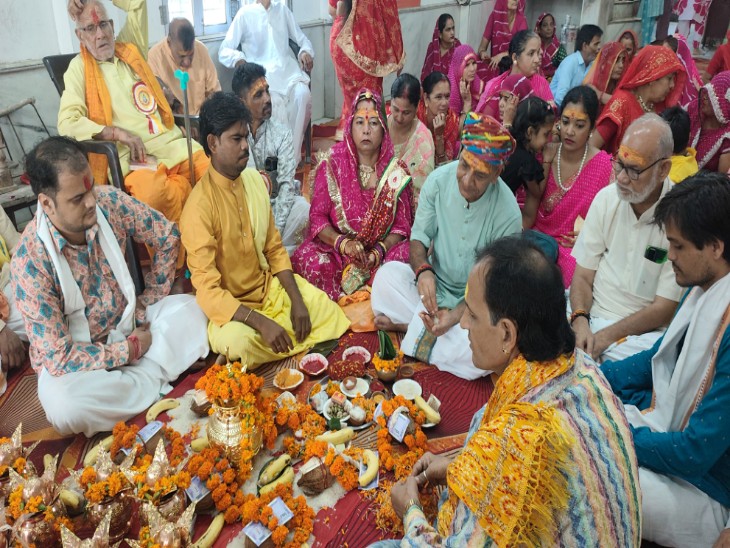 श्री महादेवाली मंदिर में धार्मिक कार्यक्रम में मौजूद यजमान