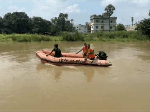 SDRF की टीम ने शव बरामद किया।