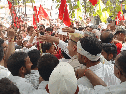 बड़ी संख्या में पहुंचे विभिन्न संगठनों के प्रतिनिधियों और ग्रामीणों ने कलेक्ट्रेट पर जमकर नारेबाजी की।