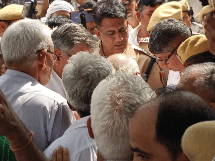 प्रदर्शनकारी कलेक्ट्रेट के गेट पर ही प्रशासन को बुलाने की मांग पर अड़ गए। ACM सुशील सैनी ने आकर ज्ञापन लिया।