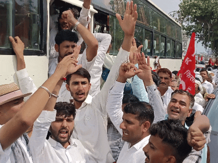 प्रदर्शनकारी प्राइवेट बस में चढ़कर वापस लौट गए।