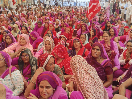 आक्रोश रैली और कलेक्ट्रेट के घेराव से पहले ढाका भवन के सामने विरोध सभा हुई।