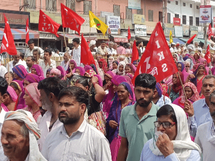प्रदर्शनकारियों ने ढाका भवन से कलेक्ट्रेट तक आक्रोश रैली निकाली।