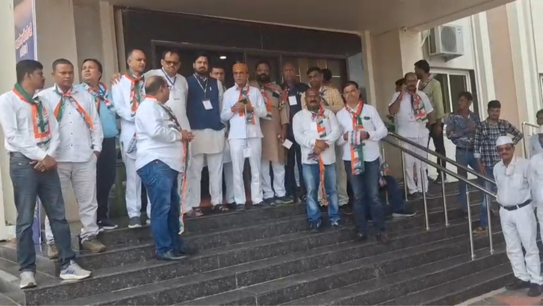 प्रदेश अध्यक्ष का स्वागत करने खड़े स्थानीय नेता।