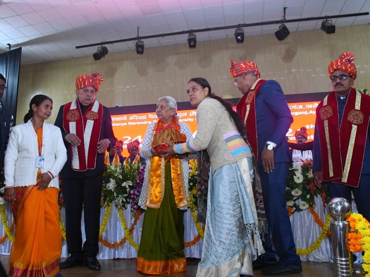 मेधावियों को स्वर्णपदक देकर राज्यपाल ने सम्मानित किया।