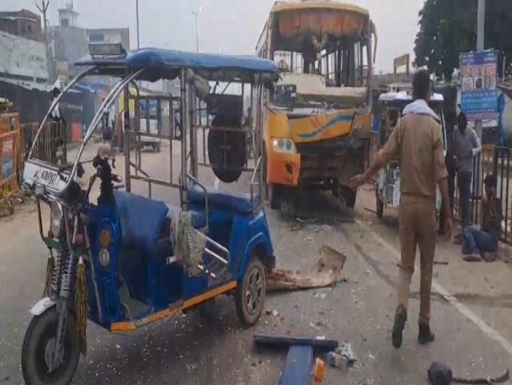 Shahjahanpur Road Accident | Bus Hits E-Rickshaws, Three Injured