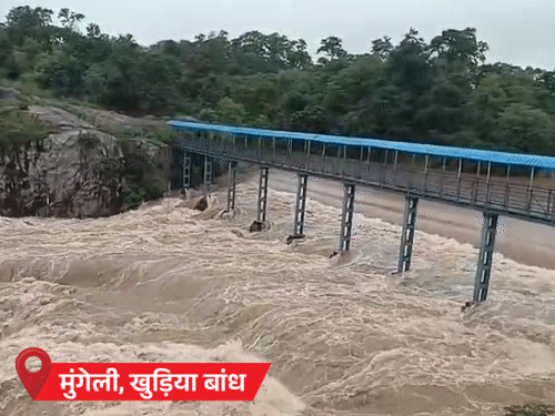 खुड़िया बांध के वेस्ट वेयर से 6 फीट पानी बह रहा है।