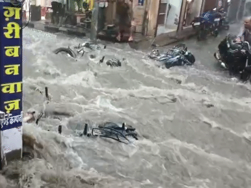 राजस्थान के बूंदी में सोमवार को तेज बारिश से सड़कों पर खड़ी गाड़ियां बहने लगीं।