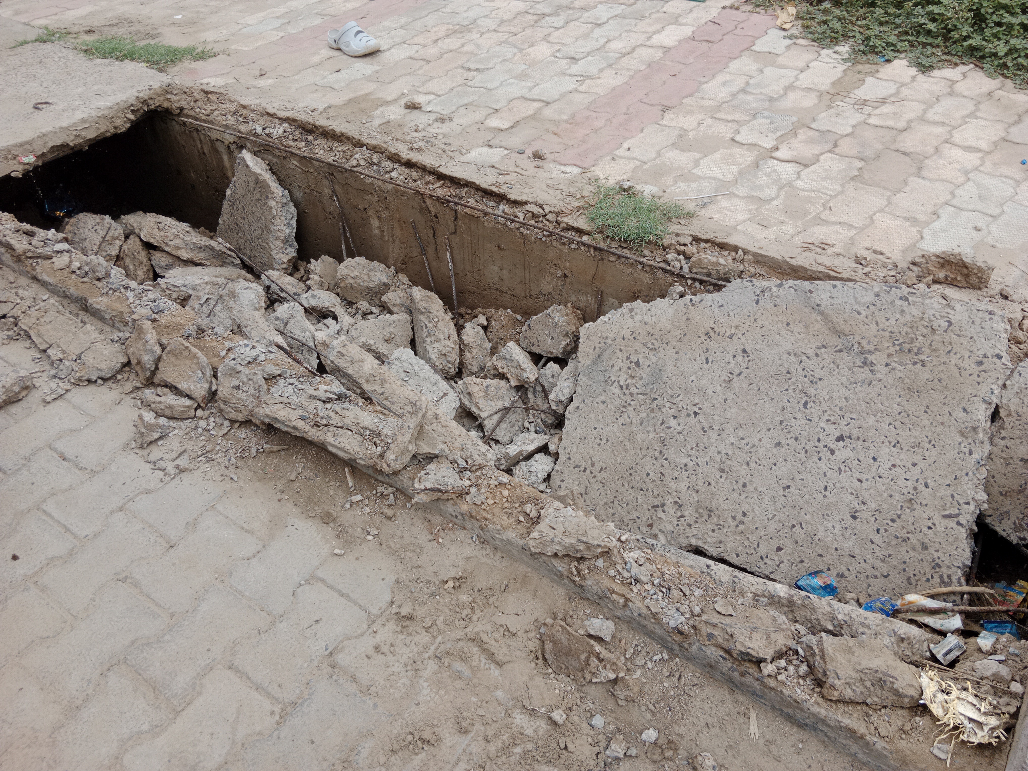 सदर थाने के सामने नाले का फेरो कवर अचानक टूट गया।