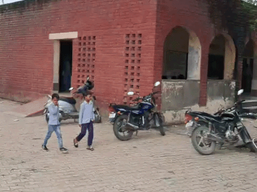 स्कूल में बने एक भवन का दृश्य।