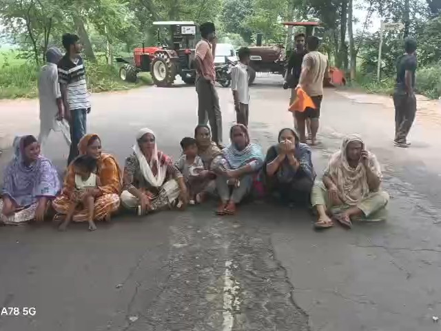 सड़क पर जाम लगाकर बैठी महिलाएं।