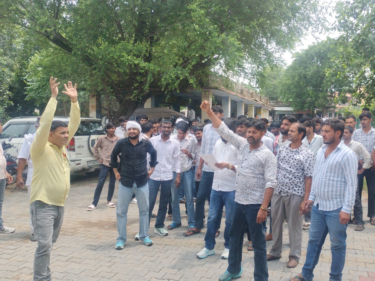 राष्ट्रीय मजदूर कांग्रेस यूथ एटक (AITUC) के कार्यकर्ताओं ने अपनी मांगों को लेकर एसडीएम को ज्ञापन सौंपा।