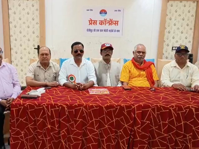 प्रेस वार्ता में बॉलीवुड की एक शाम फौजी भाइयों के नाम कार्यक्रम की जानकारी देते आयोजक।