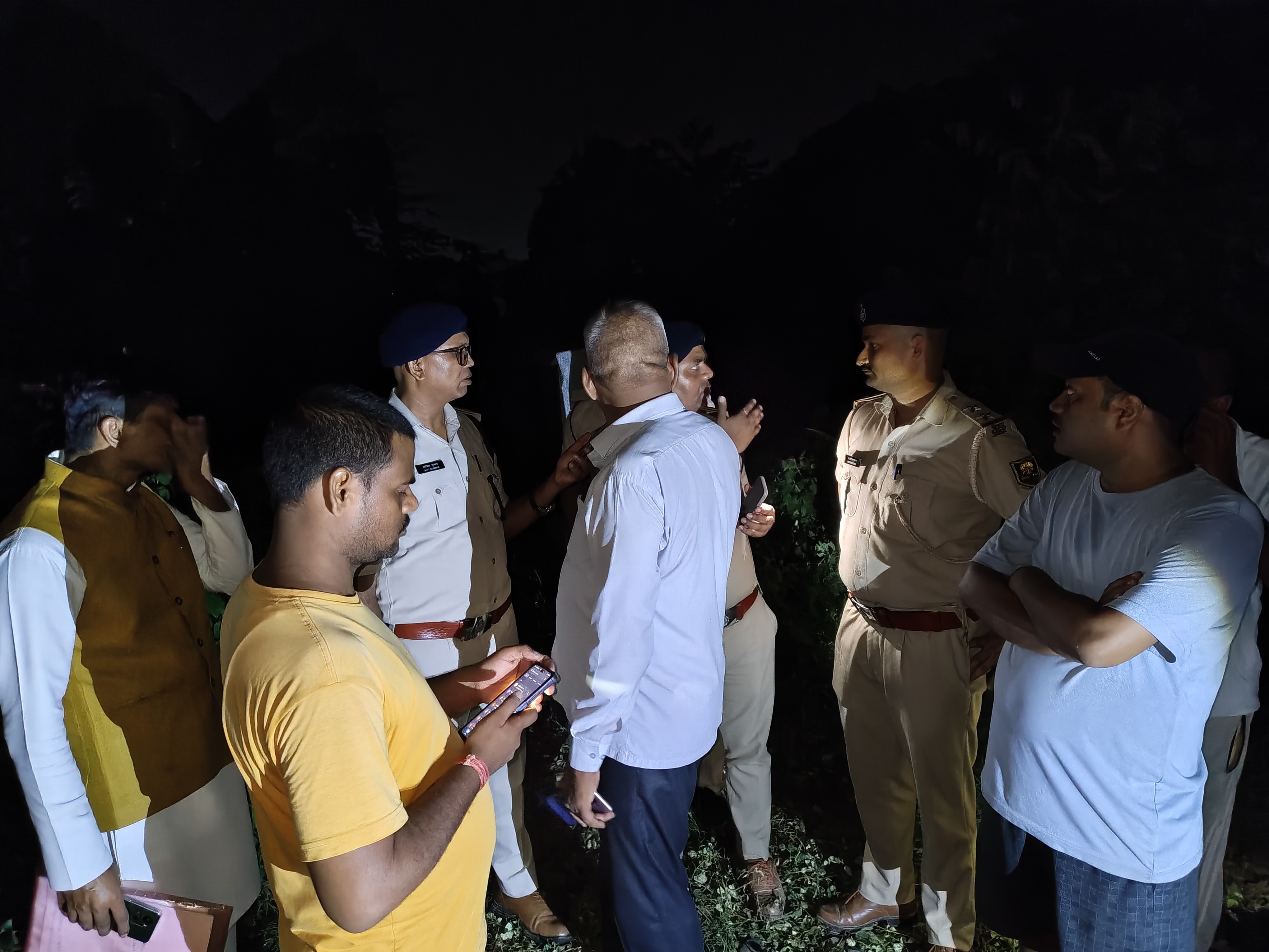 रेलवे ट्रैक के पास मिले स्कूल ड्रेस और बैग, बच्ची की बरामदगी को लेकर हंगामा, तलाश में जुटी पुलिस|दानापुर,Danapur - Dainik Bhaskar