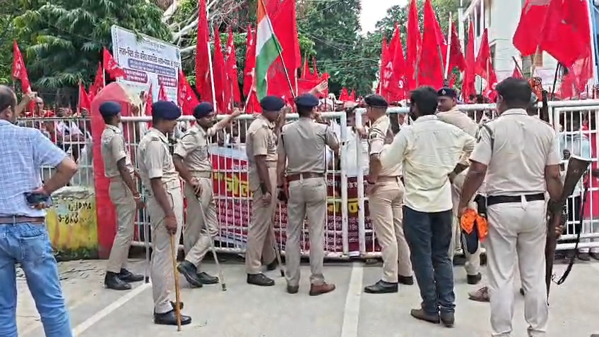 सुरक्षा में तैनात पुलिस कर्मी।