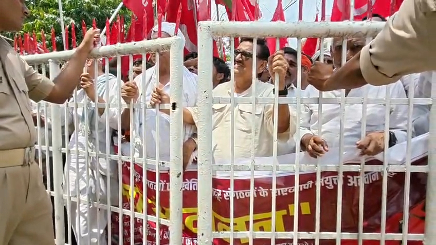 समाहरणालय पर प्रदर्शन करते नेता।