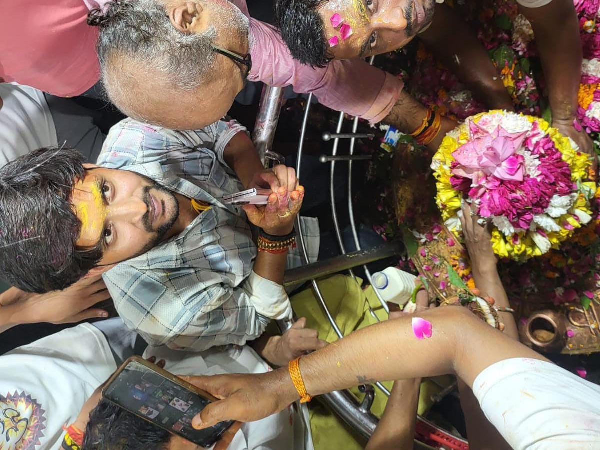 मंदिर के गर्भगृह में बहुत कम भक्तों को जाने की अनुमति होती है।