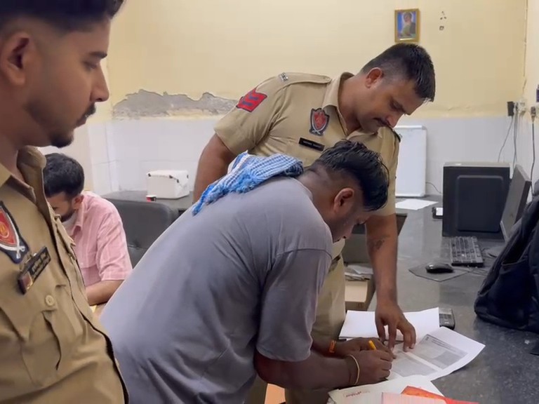थाने में परिजनों के बयान दर्ज करती हुई पुलिस।