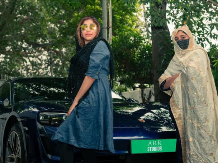 एआर रहमान ने अपनी बेटियों खतीजा रहमान और रहीमा रहमान के साथ 'ARR Studios' नंबर प्लेट वाली इस कार की तस्वीर शेयर की थी।