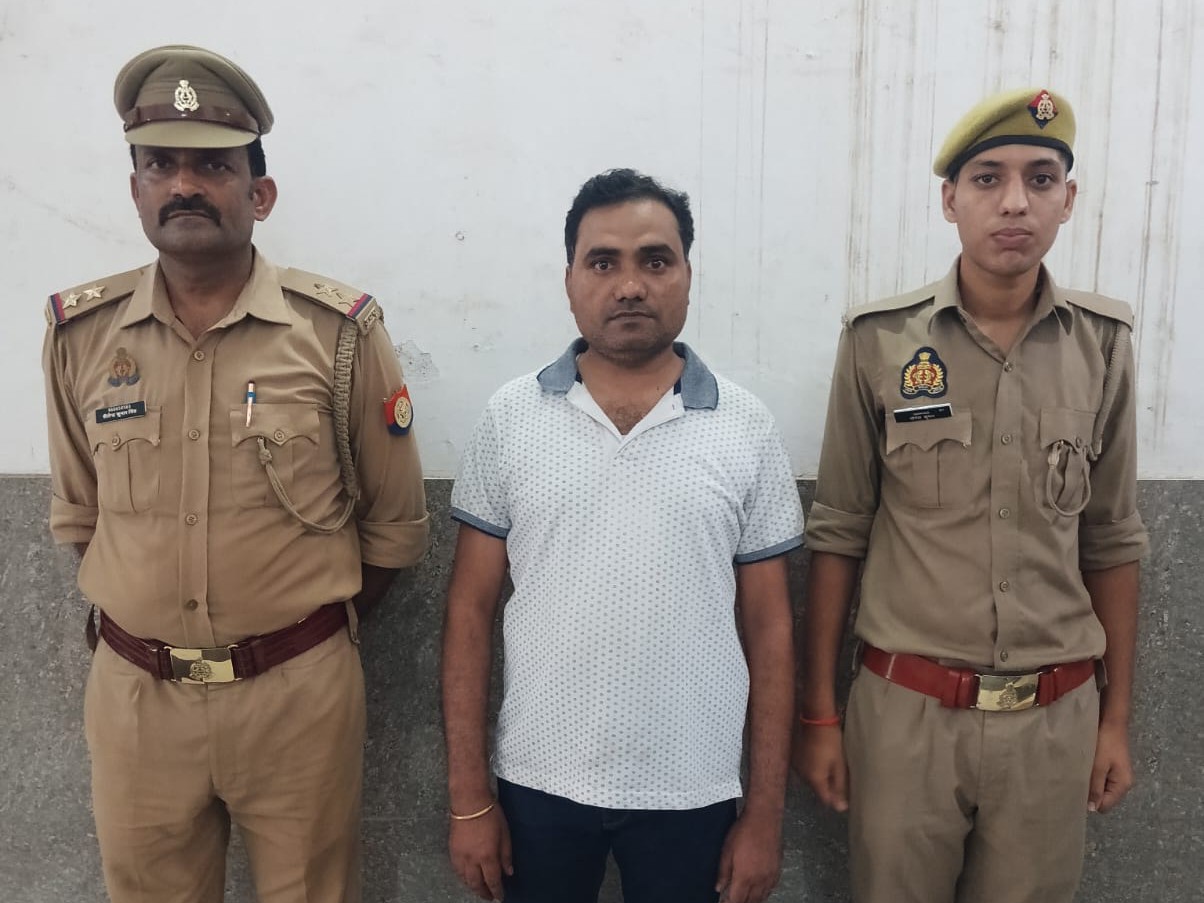 बच्चा चोरी के आरोपी SDO को पुलिस ने कोर्ट में पेश किया, जहां से उसे जेल भेज दिया गया।