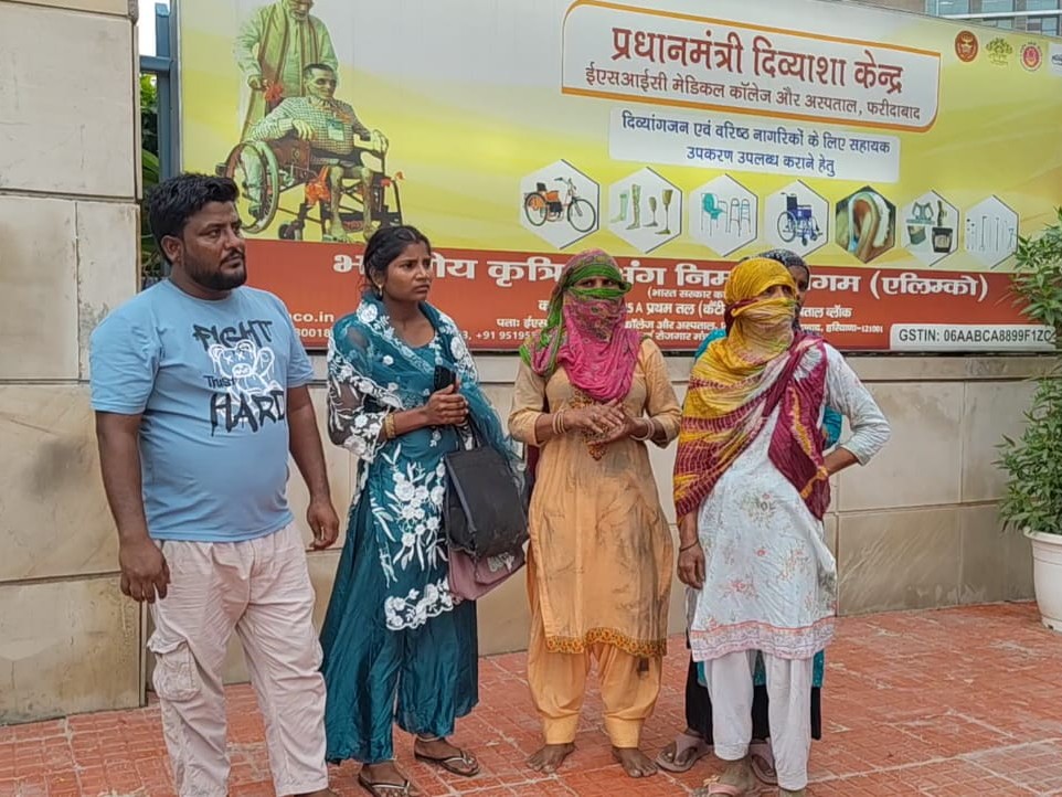 अस्पताल पहुंचे बंटी के परिजन।