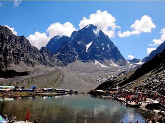 हर साल लाखों श्रद्धालु मणिमहेश यात्रा में शामिल होते हैं।