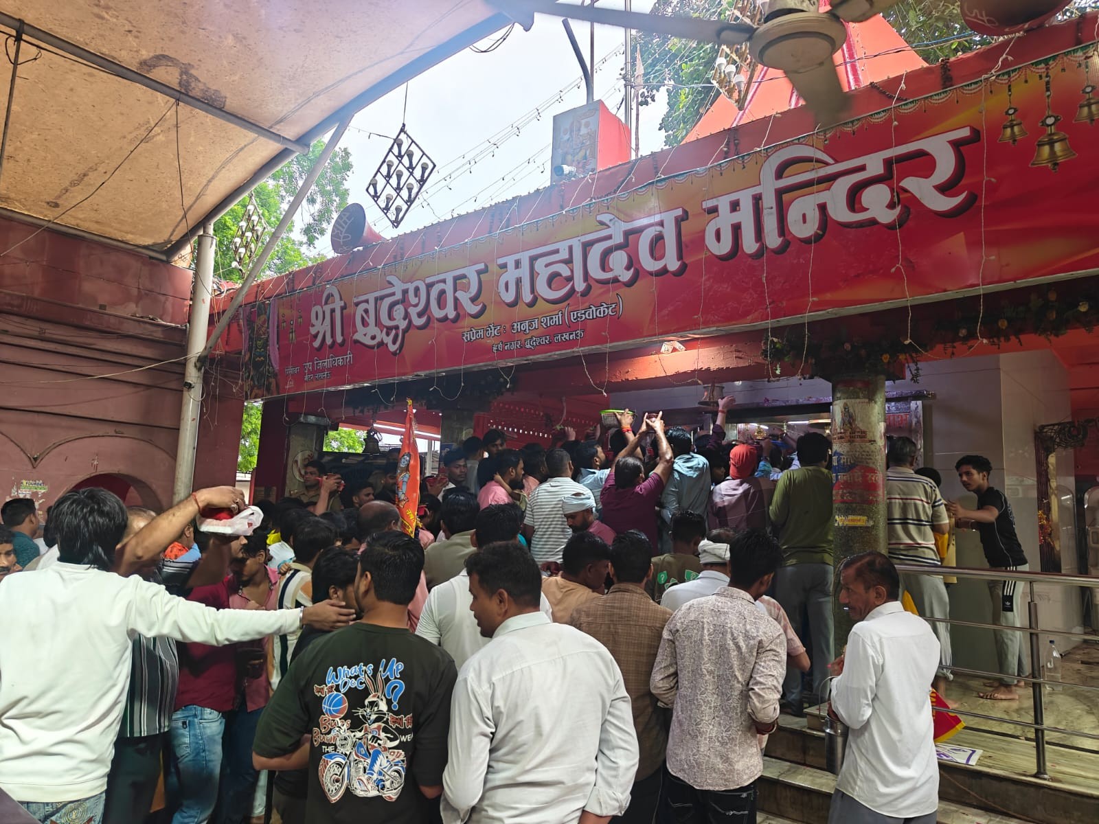 बुद्धेश्वर महादेव मंदिर दुबग्गा में मोहान रोड पर है।