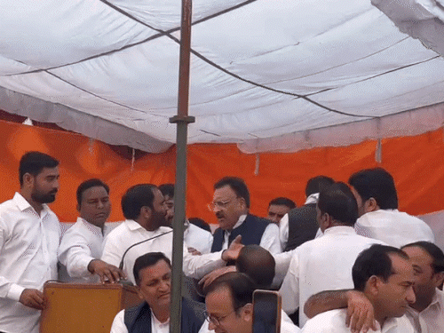 मंच संचालन को लेकर दोनों जिलाध्यक्ष आपस में भिड़ चुके हैं।