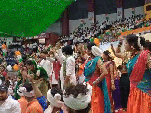 रायपुर के इंडोर स्टेडियम में सांस्कृतिक कार्यक्रम में थिरकते हुए आर्टिस्ट।