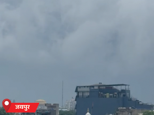 जयपुर में सोमवार दिनभर घने बादल छाए रहे। जो रुक-रुककर बरसते रहे।