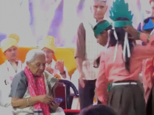 राज्यपाल ने बच्चियों को चॉकलेट दी।