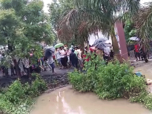 नाले में बही कार, 6 शव बरामद: गाड़ी में 11 लोग सवार थे, 2 कूदकर बाहर आए; राजगढ़ में बाकी को तलाश रही रेस्क्यू टीम - sarangpur (rajgarh) News जिसने भी हादसे की खबर सुनी, मौके पर दौड़ा चला आया।
