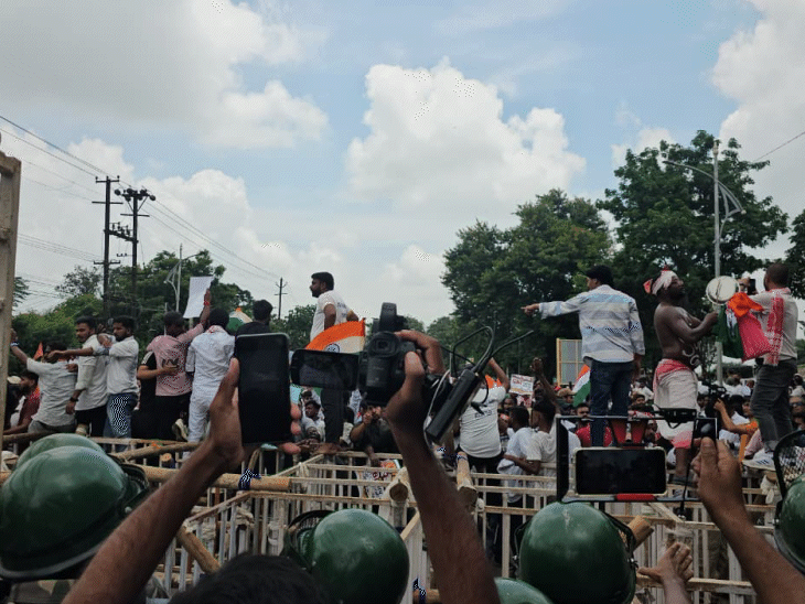 बैरिकेडिंग पर चढ़े छात्र।