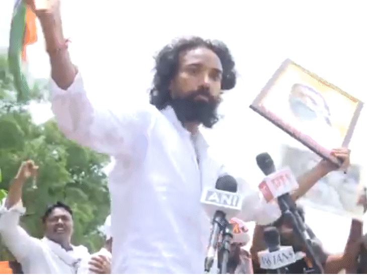अनशन कर रहे देवेन्द्र महतो भी प्रदर्शन में शामिल हुए।