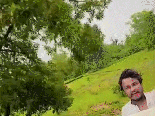युवक बोलेरो की खिड़की से बाहर निकलकर स्टंटबाजी करते नजर आए थे।