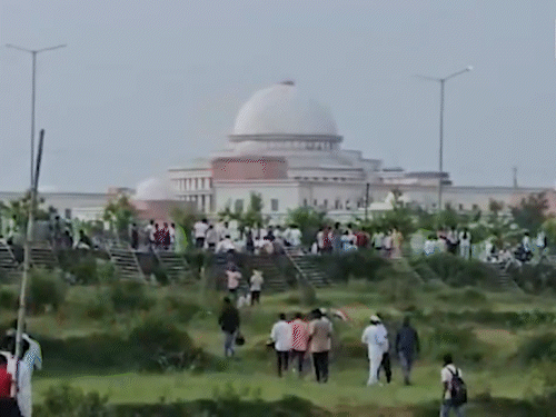 झारखंड विधानसभा कैंपस में घुसे हजारों की संख्या में आंदोलनकारी छात्र।
