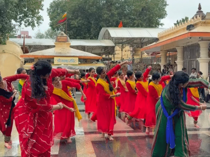 मंदिर परिसर में महिलाओं ने सामूहिक नृत्य की प्रस्तुति दी।