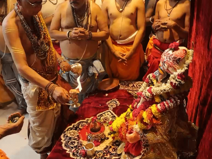 महाकाल की सवारी की पूजा-अर्चना करते पंडे-पुजारी।