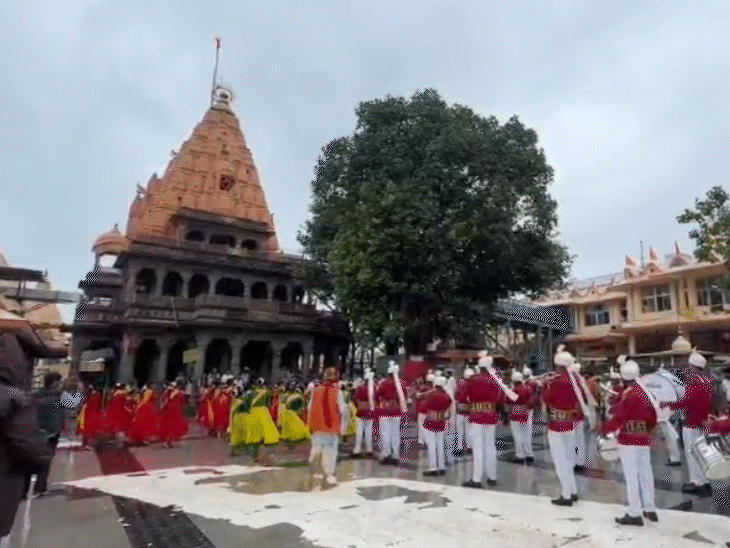 सवारी निकलते वक्त मंदिर में बैंड की प्रस्तुति दी गई।