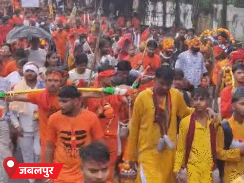 जबलपुर में 33 किलोमीटर की संस्कार कावड़ यात्रा शुरू हो चुकी है।