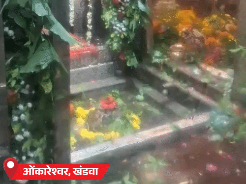 बाबा ओंकार को बेल पत्र और फूलों से सजाया गया है।