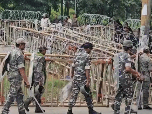 विधानसभा कैंपस के चारों तरफ रास्तों पर तार लगाए गए हैं। सुरक्षा जवान तैनात हैं।