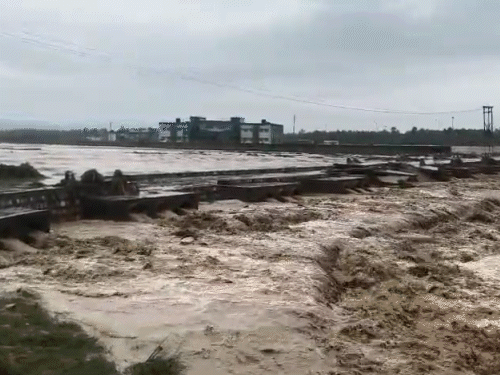 The Gangrav River suddenly overflowed after heavy rains in Saharanpur. A bridge over the river was damaged. The Delhi-Yamunotri Highway was also flooded.