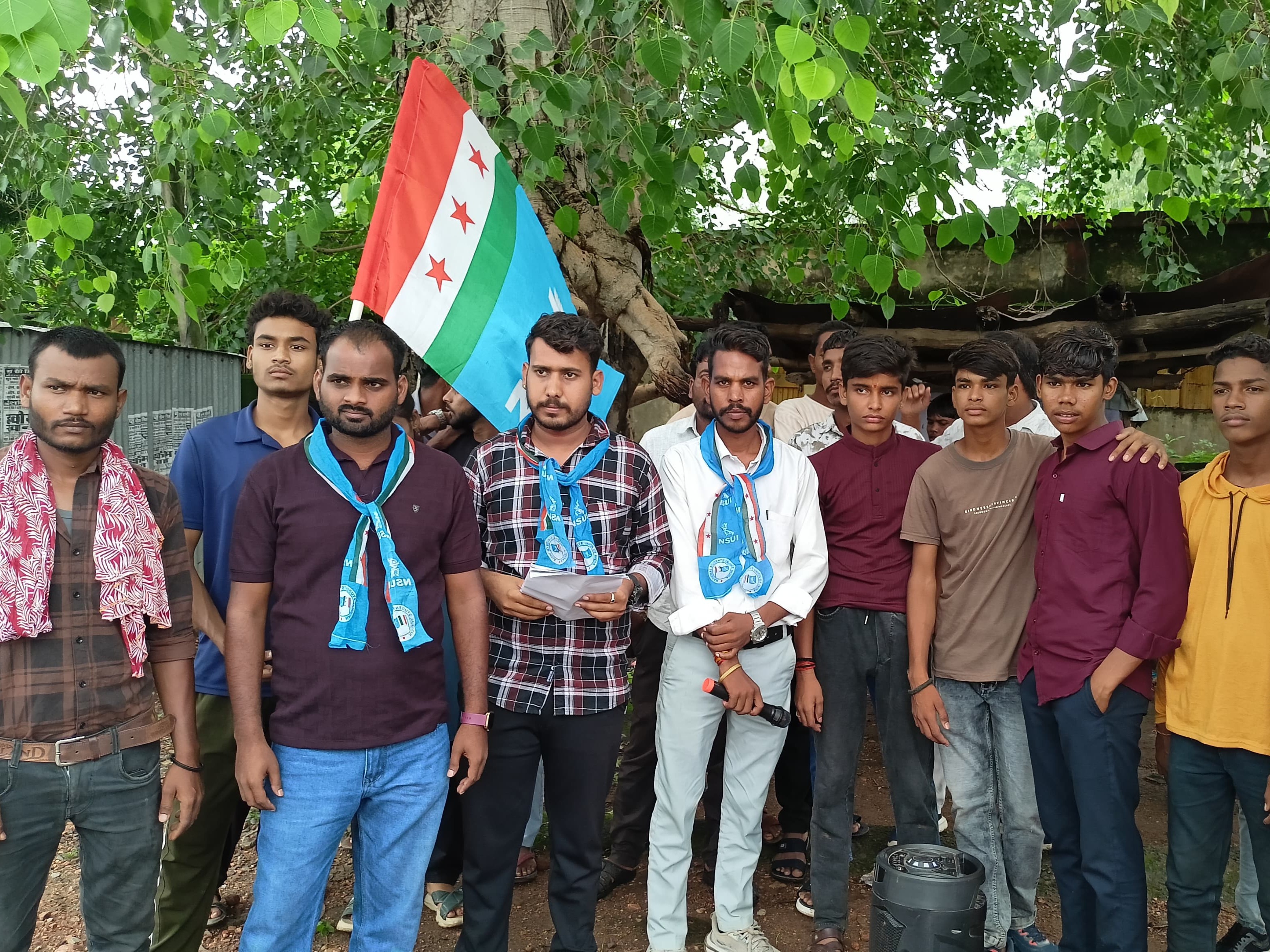 ज्ञापन देने पहुंचे एनएसयूआई।