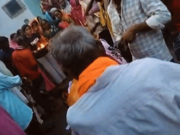 धर्मांतरित बुजुर्ग महिला की मौत के बाद अंतिम संस्कार को लेकर विवाद हो गया।